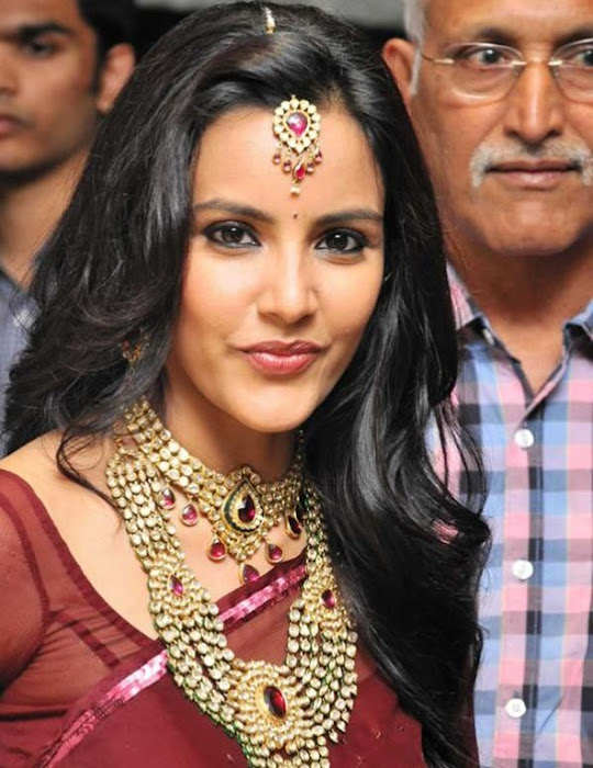 priya anand in saree at nac ewellers for 1000 diamond necklaces festival event- actress pics